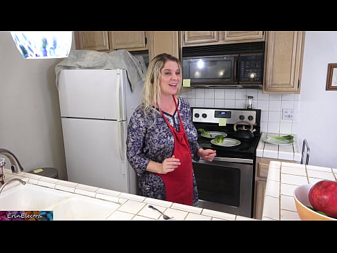 ❤️ Stepmom u munghje in cucina prima di a so data ❌ Super porn à noi ❌️